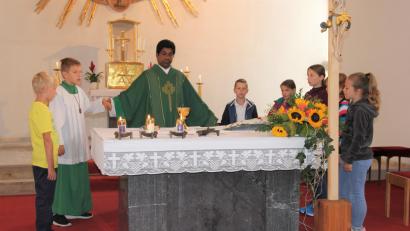Bild: ral
Zum „Vater unser“ standen alle Kinder gemeinsam mit Pater Charles um den Altar.