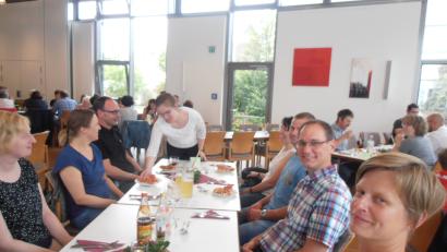 Bild: adj
Mit Spannung warten die Gäste aufs Menü.