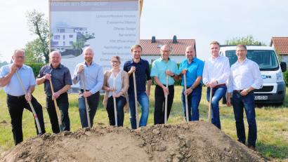 Bild: do
Im Baugebiet „Steinäcker“ entstehen an der Eschenbacher Ortseinfahrt ein bemerkenswertes Wohnprojekt mit insgesamt 16 barrierefreie Eigentumswohnungen. Zum Spatenstich traten Bauherren sowie Vertreter der Stadt und der Projekt- und Baufirmen an. Unser Bild zeigt (von links) die Bürgermeister Klaus Lehl und Peter Lehr, die Bauherren Michael und Corinna Dromann sowie Daniel Sper, zweiten Bürgermeister Karl Lorenz, Projektentwickler Stephan Rötzer, Projektleiter Stefan Grabinger und Gerhard Gruber von der Baufirma.