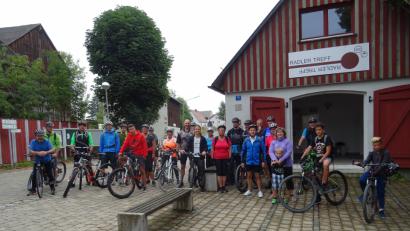 Bild: exb
Die Radlfahrer stellen sich zum Erinnerungsfoto zusammen.