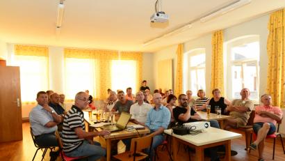 Bild: bey
Herbert Käs (vorne links) stellt den Burkhardsriethern nochmals den Brückenbau vor und informiert auch über die Probleme mit den Baufirmen und dem Naturschutz wegen der Laichzeit der Fische.