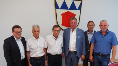 Bild: Bühner
Beteiligte an Alia (von links) Luce-Vorstandsvorsitzender Erich Bauer, Sprecher des Pfarrgemeinderats, Wolfgang Krauß, Klaus Gebel vom Verein Sega, Luce-Aufsichtsratsvorsitzender Christian Engel, Alia-Verantwortlicher David Rester sowie Bürgermeister Ludwig Biller.