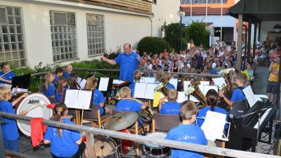 Bild: fjo
Die "Nachwuchsbläser" sind nur eines von mehreren Orchestern, die unter Gesamtleitung von Hermann Mack (stehend, Mitte) ein großes Publikum zum Staunen bringen.