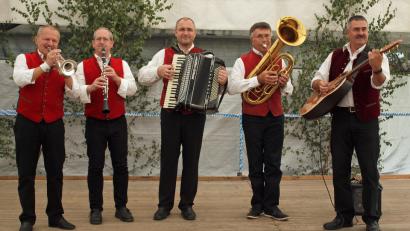 Bild: sön
Die Stoapfalz-Krainer spielen beim Seniorennachmittag in Ensdorf zünftig auf.