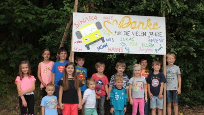 Bild: edo
An die Stifter des Kindergartenbusses, den ehemaligen Trägerverein St. Michael und die Begleiter richtet sich das „Dankeschön“ der Oberbibracher. – ein besonderes Abschiedsgeschenk anlässlich der Einstellung des Angebots zum Ende des Kindergartenjahres.