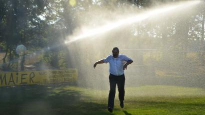 Bild: dob
Auch Bürgermeister Andreas Wutzlhofer holte sich unter dem Beifall der Zuschauer eine willkommene Dusche ab.