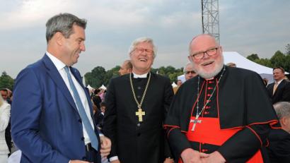Bild: Ursula Düren/dpa
Noch haben sie gut zu lachen: Doch die Wortwahl des Ministerpräsidentes Markus Söder (CSU, von links) gefällt Heinrich Bedford-Strohm, Landesbischof der Evangelisch-Lutherischen Kirche in Bayern, und Reinhard Marx, Erzbischof von München und Freising nur sehr bedingt.
