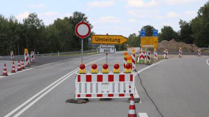 Bild: Götz
Noch ist die Schwandorfer Nordumgehung gesperrt. In zwei Wochen könnte der Verkehr wieder fließen, meint das Staatliche Bauamt.
