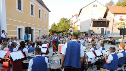 Bild: myd
Die Jugendbladkapelle begeisterte mit einer Serenade im Herzen Parksteins ihr Publikum.