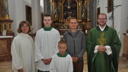 Bild: dob
Jonas Reger (vorne) steht ab sofort als Ministrant am Altar. Oberministrant Michael Biegerl (Zweiter von links) kümmert sich um den Neuen. Sebastian Kurzka (Zweiter von rechts) hört auf.