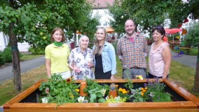 Bild: is
Das neue Hochbeet im Garten des Altenheimes St. Josef Pressath. Von links nach rechts: Astrid Brühler, Martina Kirchberger, Objektleiterin Sabine Kneidl, Hausmeister Max Schwärzer, Heimleiterin Christine Tschanuer.
