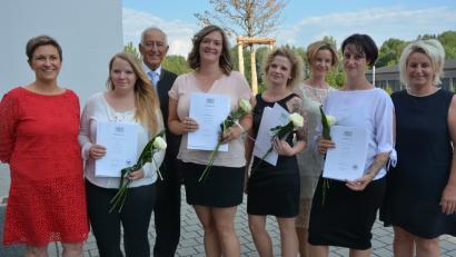 Bild: jr
Die besten Absolventinnen der dreijährigen Ausbildung wurden mit Staatsurkunden geehrt. Im Bild (von links) Klassenleiterin Catrin Dittmar, Alina Prinz, 3. Bürgermeister Heinz Dreher, Michala Schusterova, Stefanie Schosnig, Schulleiterin Monika Bötzl, Jennifer Winkler und Klassenleiterin Katrin Schraml.