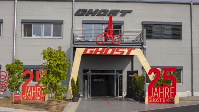 Bild: exb
Am Haupteingang weist des Fahrradherstellers Ghost auf sein 25-jährige Firmenbestehen hin.