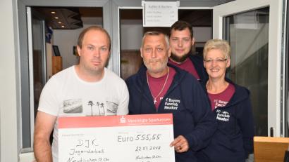 Bild: fjo
Trainer Thomas Wittmann dankt den Überbringern Peter, Dominik und Manuela Meyer (von links).