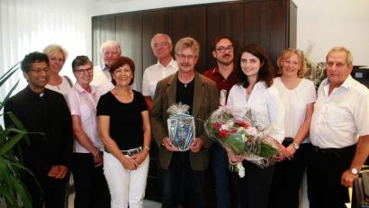 Bild: wro
Christine Prieschenk (3. von rechts) hat die bereits bestehende Praxis von Dr. Theodor Chita (rechts) übernommen. Bürgermeister Wolfgang Braun (Bildmitte) gratulierte im Namen der Gemeinde, Pfarrer Joseph (links)spendete den Segen. Im Bild Freunde, Mitarbeiter und Familie der Fuchsmühlerin.