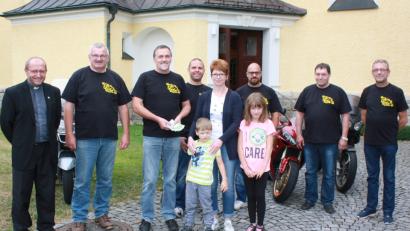Bild: lk
Bei der Spendenübergabe des Motorradstammtisches Bodenmühle übergab Franz Wittmann (Dritter von links) 500 Euro an Marvins Mutter Kerstin Frank (Mitte) im Beisein von Pfarrer Thomas Thiermann (links).