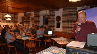 Bild: gi
Reinhard Mühlbauer aus Gleiritsch warnte in seinem Vortrag von den Folgen des Infraschalls und brachte ihn deutlich zu Gehör.