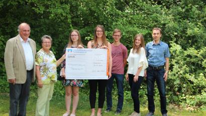 Bild: exb
Bei der Spendenübergabe dabei sind (von links) Schulleiter Georg Hecht, Kinderbund-Vorsitzende Inge Pannrucker, Mariella Weiß, Lena Mayerhöfer, Lukas Blei, Laura Gradl und Religionslehrer Andreas Staufer.