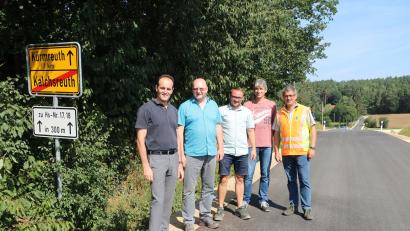 Bild: gru
Bürgermeister Hans-Jürgen Strehl (links) trifft sich mit den Verantwortlichen der Bau- und Planungsfirmen zur Abnahme der Arbeiten.