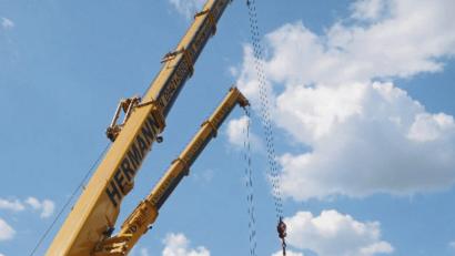 Bild: ge
Von der Straße aus gut zu sehen war die Bergung des havarierten Krans durch eine Spezialfirma.