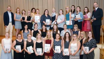 Bild: Gabi Schönberger
„Erzieher, des samma mia.“ Fachakademieleiter Karlheinz Binner (rechts), Stefan Schmidberger, Personalchef der Caritas Regensburg (links), und Pia Winter, Lehrkraft der Fachakademie (Fünfte von links), überreichen die Urkunden an die 28 Absolventinnen der Fachakademie.