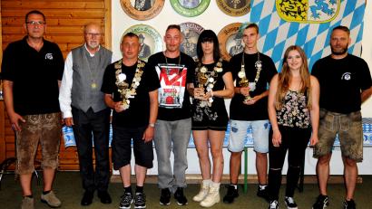 Bild: R. Kreuzer
Die Schützengesellschaft Alpenrose kürt die neuen Könige und Pokal- und Medaillengewinner.