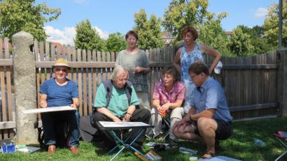 Bild: ubb
Der Tirschenreuther Künstler Rudi Jäger (links) hat den renommierten Aquarellmaler Jürgen Meyer-Andreaus (Zweiter von rechts) zum Workshop nach Waldsassen geholt. Begeistert von den großartigen Kulissen der Klosterstadt sind auch Karin Dietel aus Gefrees, Ulla Mohr aus Coburg (hinten, von links) sowie Konrad Kraus aus Wolfsegg und Ursel Hillenbrand aus Coburg (vorne, von rechts)