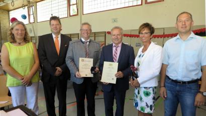 Bild: Hirsch
Schulamtsdirektorin Renate Vettori (Zweite von rechts) überreichte Rektor Günter Portner (Dritter von rechts) die Urkunde zur Versetzung in den Ruhestand. Oberbürgermeister Andreas Feller (Dritter von links) verlieh ihm die Konrad-Max-Kunz-Medaille. Mit im Bild Konrektor Christian Ernstberger (Zweiter von links) und Vertreter des Elternbeirats.