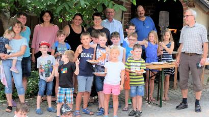 Bild: wlr
Die Nikolauskids freuen sich über den Besuch der beiden Pfarrer Heribert Englhard und Hans-Peter Pauckstadt-Künkler.