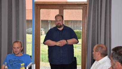 Bild: fla
Diplom-Geologe Udo Hartmann (stehend) referiert in der Marktratssitzung über den Waldthurner Tiefbrunnen und stellt verschiedene Sanierungsmaßnahmen vor.