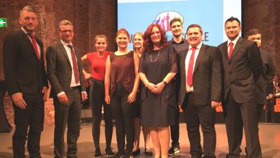 Bild: weu
Zusammen mit dem Bayrischen Kultusminister Bernd Sibler (Zweiter von links) nahmen die Lehrkräfte Christian Schreiner (links), Christine Schießl (Fünfte von rechts), Markus Binder (Zweiter von rechts) sowie Sozialpädagoge Alexander Mauritz mit Schülerinnen und Schülern am Festakt zum zehnjährigen Bestehen der Initiative „Werte machen stark“ in München teil.