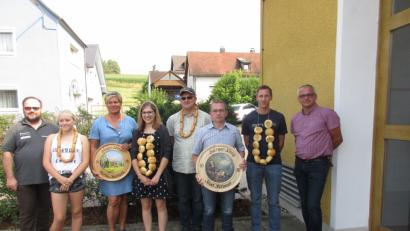 Bild: gma
Bürgerkönigin und Bürgerkönig mit den Königsscheiben und ihren Rittern: Andreas Michl (von links), Laila Block, Marion Jendrusch, Julia Michl, Karl Maschauer, Josef Halbauer Thomas Hawranek und Schirmherr Hubert Kraus.