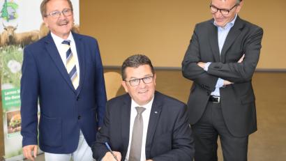 Bild: njn
Ins Goldene Buch der Stadt Erbendorf trug sich der bayerische Staatsminister Franz Josef Pschierer (sitzend) ein. Mit auf dem Bild (von links) Bürgermeister Hans Donko und Prof. Dr. Alexander Pflaum vom Fraunhofer-Institut.