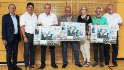 Bild: lg
Bildcollagen sollen die drei "Ruheständler" an ihre Schulzeit am OGO erinnern: Von links Schulleiter Ludwig Pfeiffer, Elternbeiratsvorsitzender Hans Steinsdorfer, Ludwig Schießl, Ulrich Wohlgemuth, Christine Paschen (Nachfolgerin von Ulrich Wohlgemuth als Mitarbeiterin in der Schulleitung) Josef Biebl und stellvertretender Schulleiter Albert Vetter.