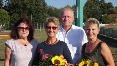 Bild: she
Foto: (v.l.n.r.) Abteilungsleiterin Monika Jäckel, Franziska Gradl, 1. FC-Vorstand Dieter Rosenberg, Uschi Seegerer