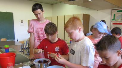 Bild: exb
In Vierer-Gruppen mixten die Jungs gemeinsam einen Smoothie in der Schulküche.