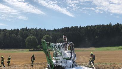 Bild: Alexander Auer
Ein Bagger hat bei Teugn (Kreis Kelheim) auf einem Feld Feuer gefangen.