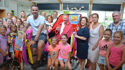 Bild: jr
Für den Abschied von Lehrer Hans Eichhammer (Mitte) hatten sich Kollegen und Schüler einiges einfallen lassen. Am Ende ging es mit einer Rikscha, gefahren von Lehrer Markus Männer, nach Kleinsterz. Alles Gute für den Ruhestand wünschte unter anderem Rektorin Renate Zuber (Vierte von rechts).