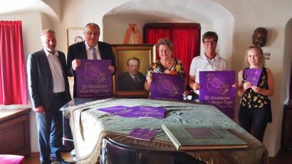 Bild: Siegfried Bühner
Sie stellten das Programm der 20. Max-Reger-Tage vor: (von links) Matthias Ziegler (Werbeagentur Aera Media), Bürgermeister Lothar Höher, Festival-Leiterin Petra Vorsatz, Freundeskreis-Vorsitzender Horst Petzold und Eva Henkens (Aera Media).