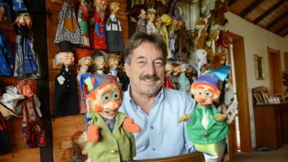 Bild: Gabi Schönberger
Seit 20 Jahren lässt er in „Hermanns Kaspertheater“ die Puppen tanzen. Jetzt geht Hermann Papacek für „Lichtblicke“ auf Sommertour.