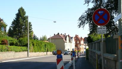 Bild: kgg
Halteverbotsschilder und Warnbaken in der Mitterteicher Straße weisen auf die bevorstehenden Arbeiten hin. Am Montag geht's los.