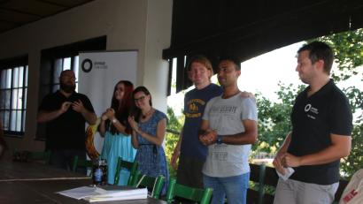 Bild: jrh
Junaid (2. von rechts) ist gerührt: Knapp hundert Nabburger wollen verhindern, dass der 26-jährige Pakistani abgeschoben wird.