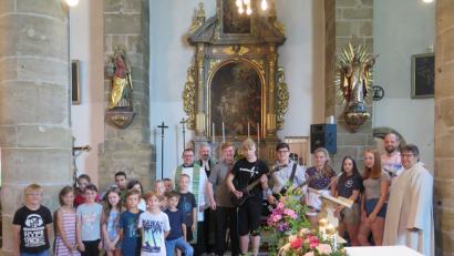 Bild: jzk
Die beiden Geistlichen Konrad Amschl und Dirk Grafe danken dem Schulchor (Klasse 5b), der Schulband und den Drittklässlern für die schöne Gestaltung des Schulabschlussgottesdienstes.