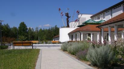 Bild: pz
"Das Äußere passt zum Inneren", lobt Landrat Wolfgang Lippert die neu gestalteten Anlagen rund ums Sibyllenbad, im Bild die Promenade an der Südseite des Kurmittelhauses .