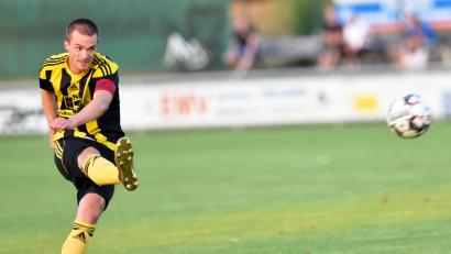 Bild: Alfred Schwarzmeier
Johannes Renner nimmt Maß und trifft: Mit einem herrlichen Freistoßtor in den Winkel schoss der Kapitän der SV Grafenwöhr seine Mannschaft zum 3:2-Heimsieg über die SpVgg Schirmitz.