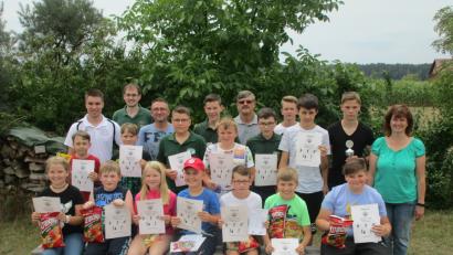 Bild: slh
Bei der zweiten Gaujugend-Oolympiade des Schützengaus Nabburg hatten alle Teilnehmer viel Spaß, und alle erhielten Pokale und kleine Preise . Gaujugendleiter Andreas Wilhelm und Stefan Gradl ( stehend hinten links ) stellten ein klasse Programm für die Gaujugend zusammen.