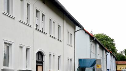 Bild: Petra Hartl
In der Schmelcherstraße neigen sich die Bauarbeiten dem Ende entgegen. Im September sollen die ersten Bewohner einziehen.