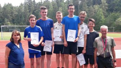 Bild: lst
Stellvertretende BLSV-Kreisvorsitzende Manuela Kreis (links) und Sportlehrer Markus Staschewski (rechts) zeichnen in Neustadt/WN unter anderem auch die Sieger der 9. Klassen aus.