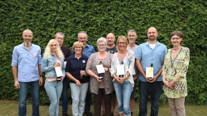 Bild: exb
Inhaber Herbert Manz (links) und seine Gattin Marion (rechts) mit den langjährigen Mitarbeitern des VW- und Audi-Autohauses Manz in Schwarzenfeld.