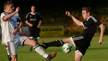Bild: HAM
An der Grenze zum hohen Bein: Der Schwarzhofener Manuel Zäch (links) und Fabian Frank vom FC OVI-Teunz wollen unbedingt den Ball erobern. Im Duell zwischen dem FC OVI-Teunz und dem SV Schwarzhofen gab es am Freitagabend eine Punkteteilung.
